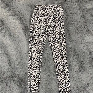 Zyia Brilliant Snow Leopard Pocket Leggings